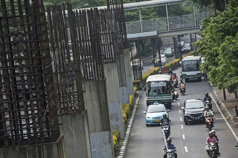 Arsip - Tiang pancang proyek monorel yang terbengkalai di Jakarta. (ANTARA FOTO/Aprillio Akbar)