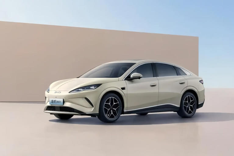 4月の純電気自動車の世界販売台数のうち、中国市場は6割以上を占めました。写真はBYDの「シール06EV」。