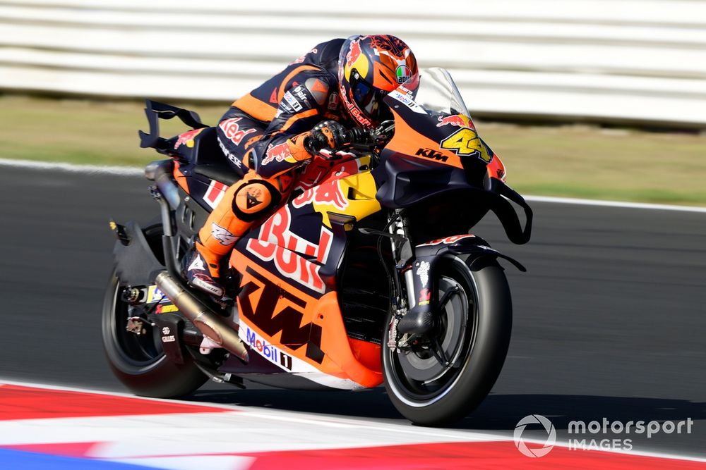 Yamaha Uji Coba Motor V4 Terbarunya di Sirkuit Barcelona