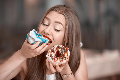 Avoiding sugar for 30 days can lead to a range of noticeable physical and mental changes, though the process often begins with some discomfort. (Photo: Getty Images)