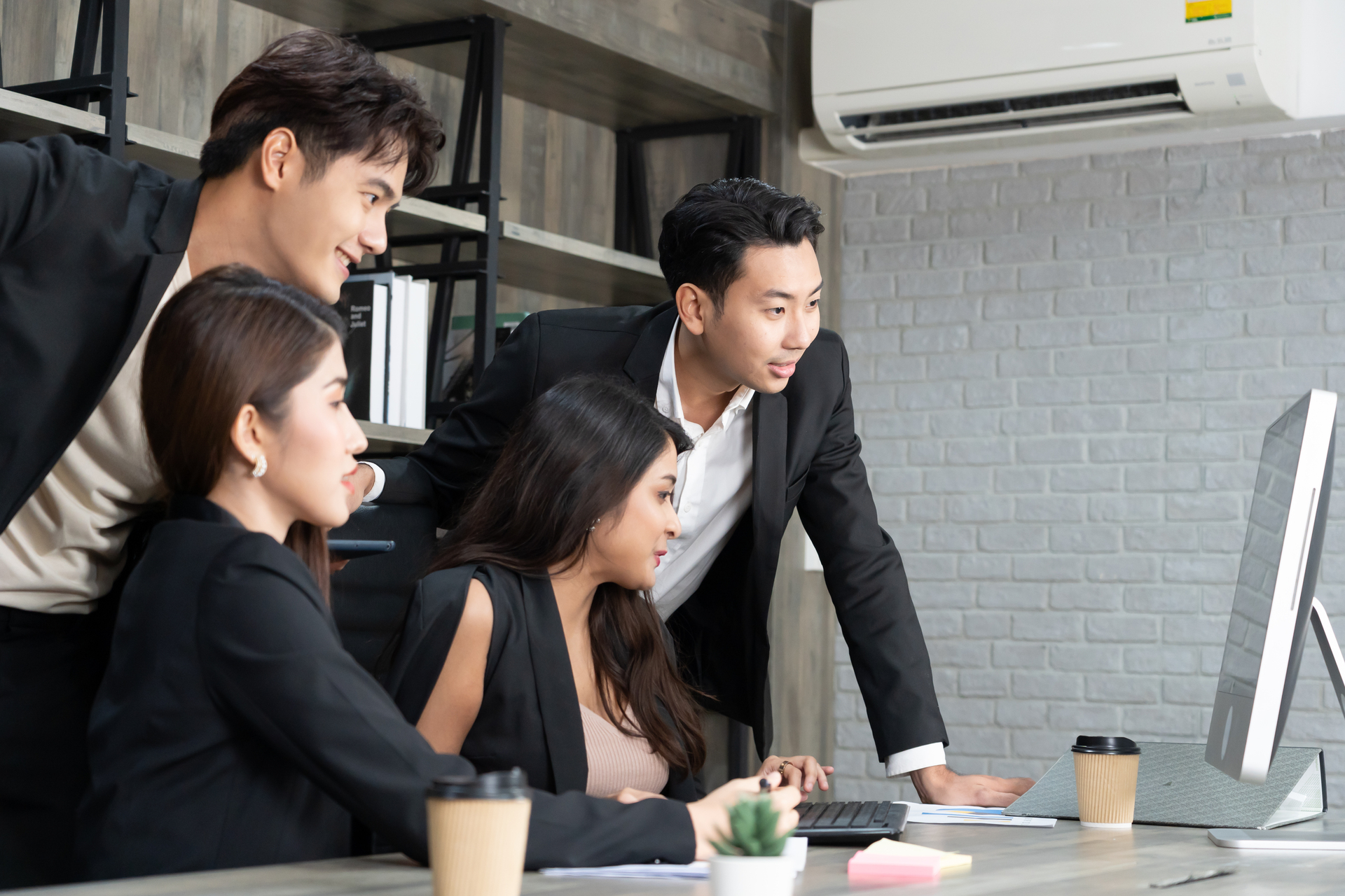 Phòng bệnh thế nào khi ngồi máy lạnh cả ngày?