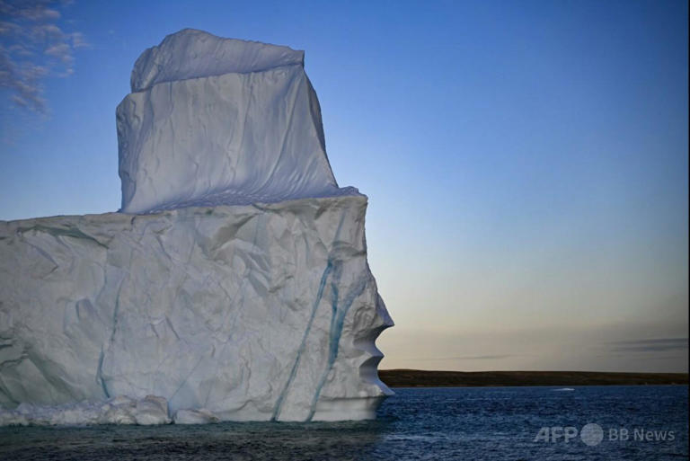 グリーンランドの氷、5月の高温天候受け17倍速で融解 研究者グループ