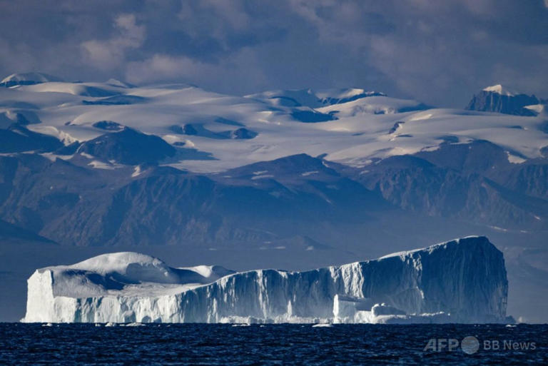 グリーンランドの氷、5月の高温天候受け17倍速で融解 研究者グループ