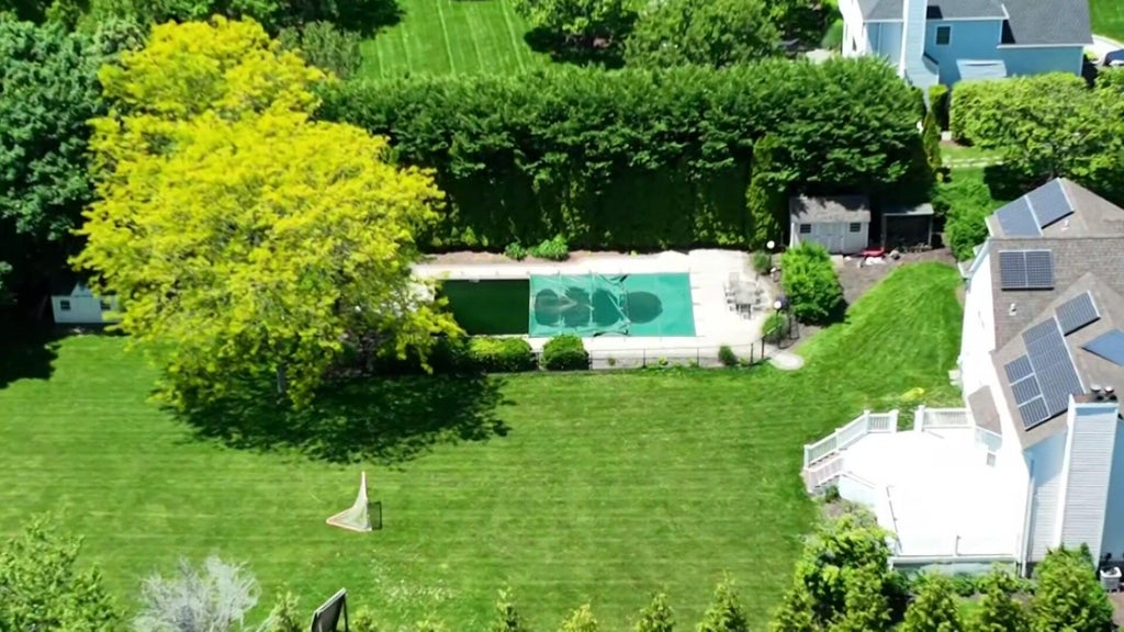 Body found in Long Island swimming pool identified as murder suspect(01)