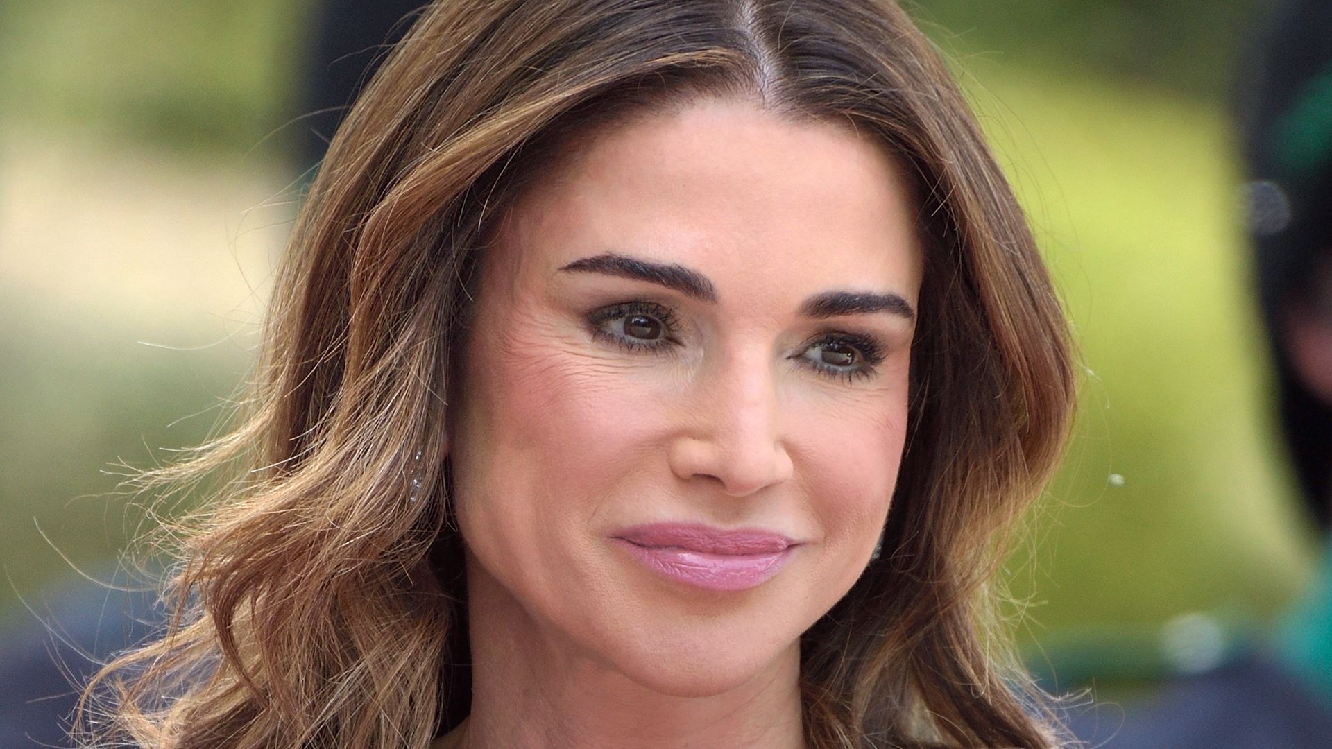 Queen Rania makes 'quietly showstopping' return to royal duties after 2 ...