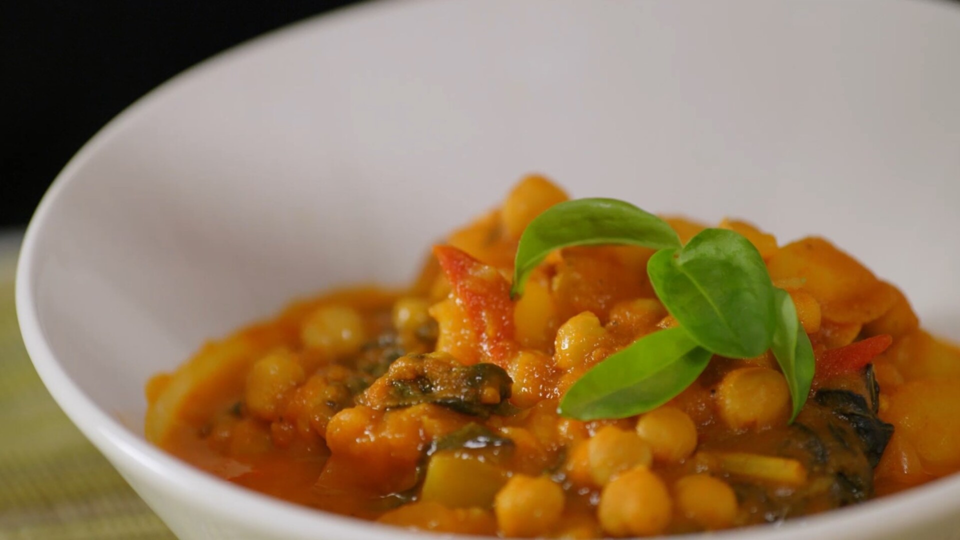 Herzhaftes Grünzeug und Bohneneintopf mit Mangold und Kichererbsen