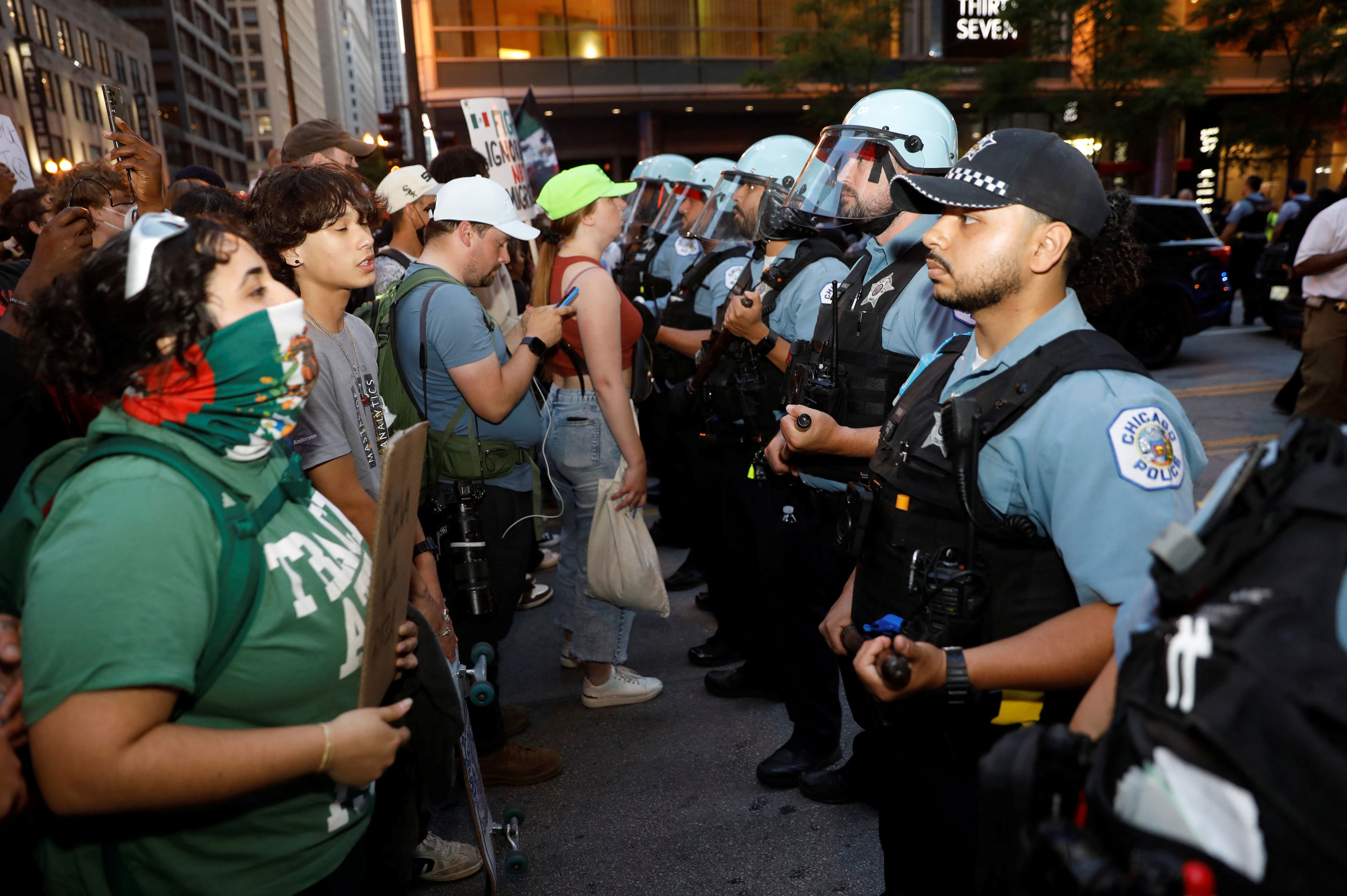 Policías de Chicago contienen una protesta contra las políticas migratorias en Illinois. 