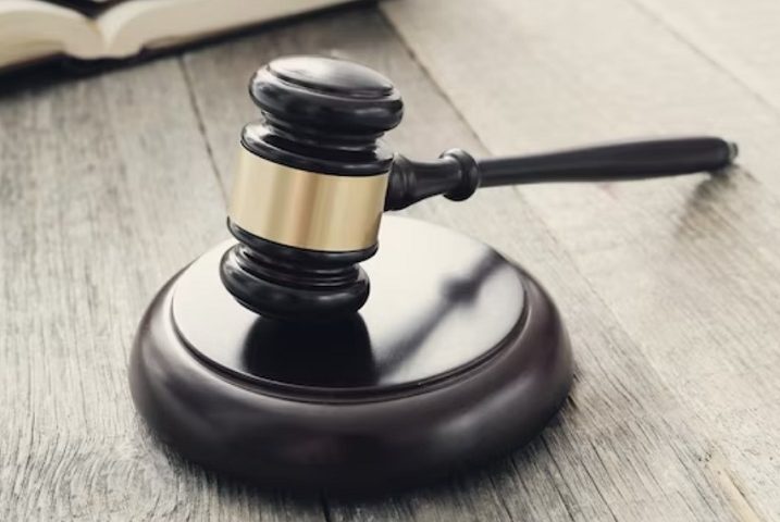 Pai em união homoafetiva consegue licença-maternidade ao adotar adolescente