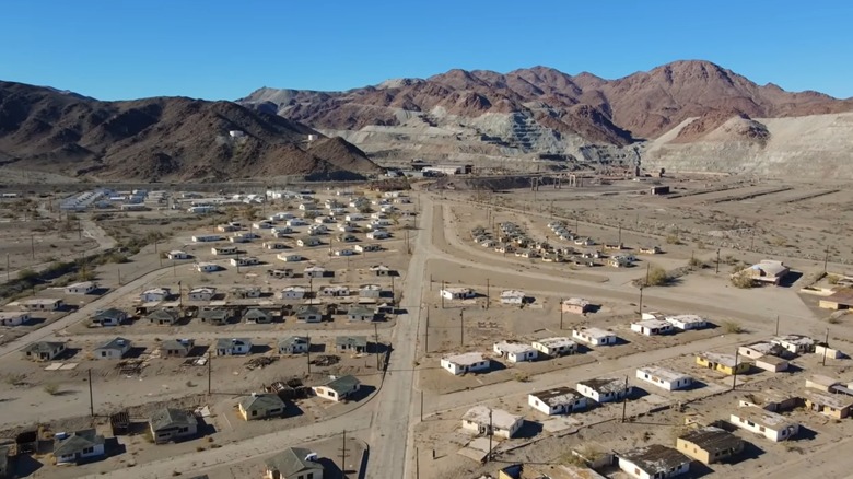 One Of California's Largest Ghost Towns Is An Eerily Modern, Abandoned  Mining Town