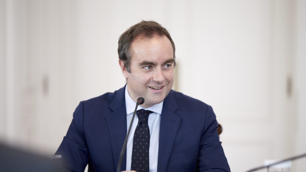 Sébastien Lecornu, en avril 2025. // Source : ΝΕΑ ΔΗΜΟΚΡΑΤΙΑ