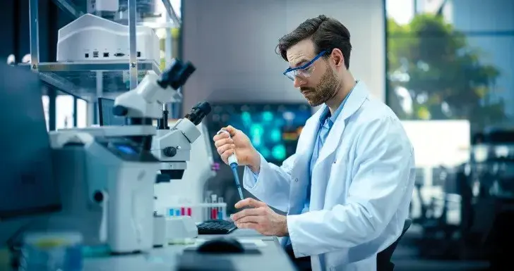 © Gorodenkoff via Shutterstock.com (ID: 2556717801)