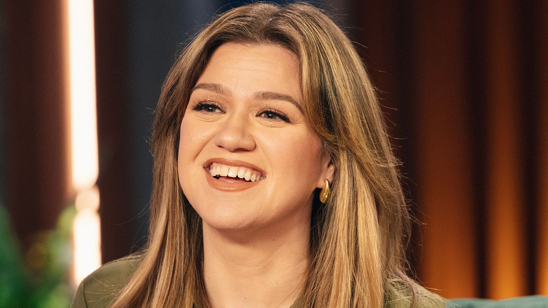 Kelly Clarkson in The Kelly Clarkson Show studios