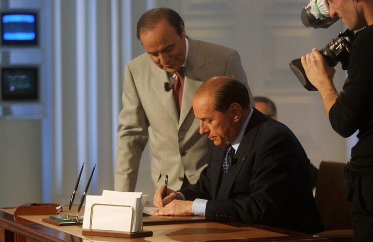 Roberto Benigni prende in giro Bruno Vespa, la battuta su Berlusconi: “Voglio il tavolo di ciliegio”