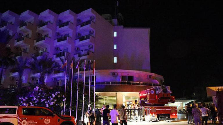 Otelin yangın paniği! Yüzlerce turist tahliye edildi