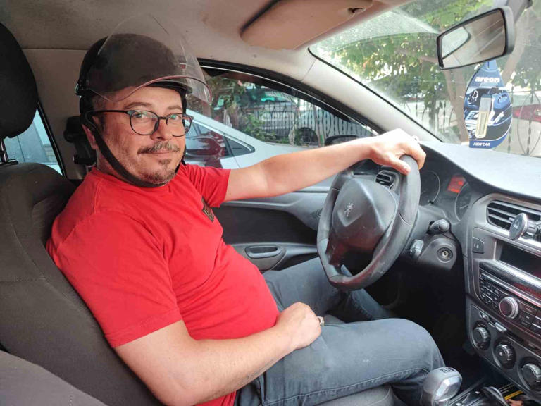 ADANA'DA BİR KİŞİYE OTOMOBİL KULLANDIĞI SIRADA KASK TAKMADIĞI İÇİN 993 LİRA PARA CEZASI UYGULANDI. ŞAHIS CEZAYI ÖDEYİP İTİRAZ ETTİĞİNDE BİR MOTOSİKLETİN SAHTE PLAKA TAKMASINDAN DOLAYI BÖYLE BİR OLAYIN YAŞANDIĞINI ÖĞRENSE DE ARTIK OTOMOBİL KULLANIRKEN KASK TAKIYOR.