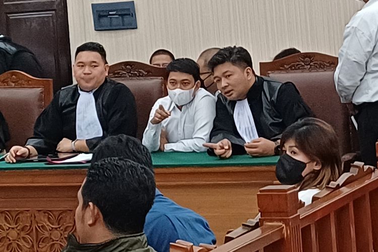 Terdakwa Syamsul Arifin bersama kuasa hukumnya di Pengadilan Negeri Jakarta Selatan, Selasa (10/6/2025).