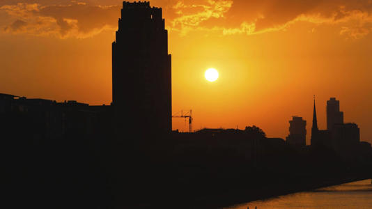 Sonne über dem Main Plaza (Archivbild): Frankfurt ist laut einer Auswertung stark durch Hitze belastet. (Quelle: IMAGO/imageBROKER/Florian Gaul/imago)