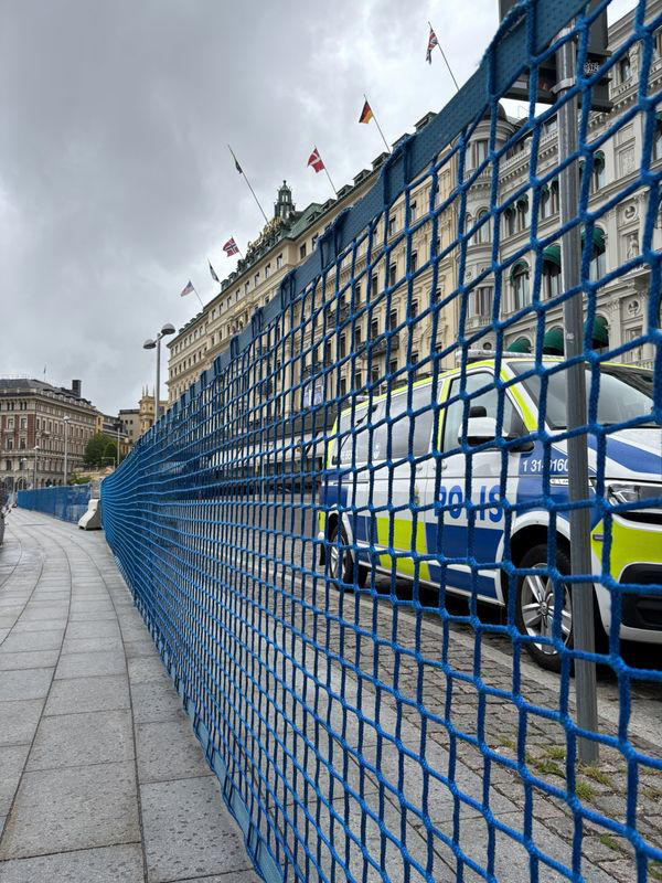 Polis, 11 Haziran 2025'te İsveç'in Stockholm kentinde düzenlenen yıllık Bilderberg toplantısında, Avrupa ve ABD'den yaklaşık 150 delegenin transatlantik ittifaktan yapay zeka ve ulusal güvenliğe kadar değişen konuları tartışacağı Grand Hotel'e erişimi engelledi. REUTERS/Simon Johnson