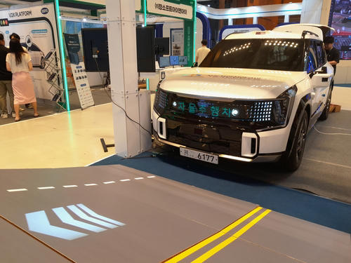 교통안전공단, '자율주행차-보행자 소통' V2H 기술차량 시연