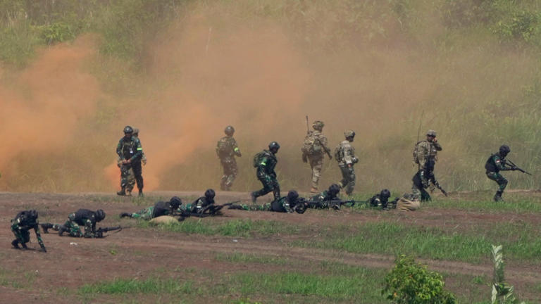 US and Indonesian soldiers taking part in the Super Garuda Shield 2022 military drills in Baturaja, South Sumatra. Photo: AP