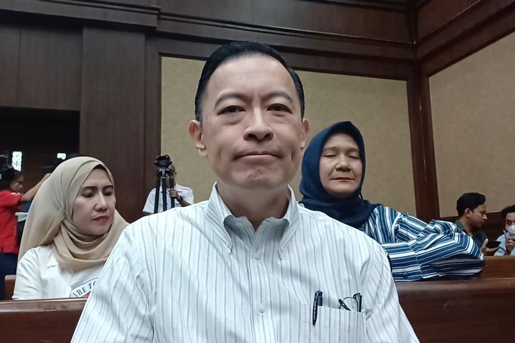 Eks Menteri Perdagangan Thomas Trikasih Lembong saat menunggu sidang dugaan importasi gula dibuka di Pengadilan Tipikor Jakarta Pusat, Kamis (19/6/2025).