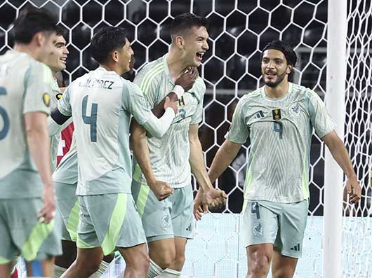 César Montes celebrando junto a sus compañeros. (Reuters)