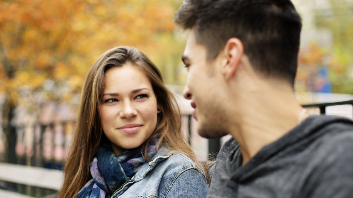 Qué significa mirar profundamente a los ojos a otra persona, según la psicología