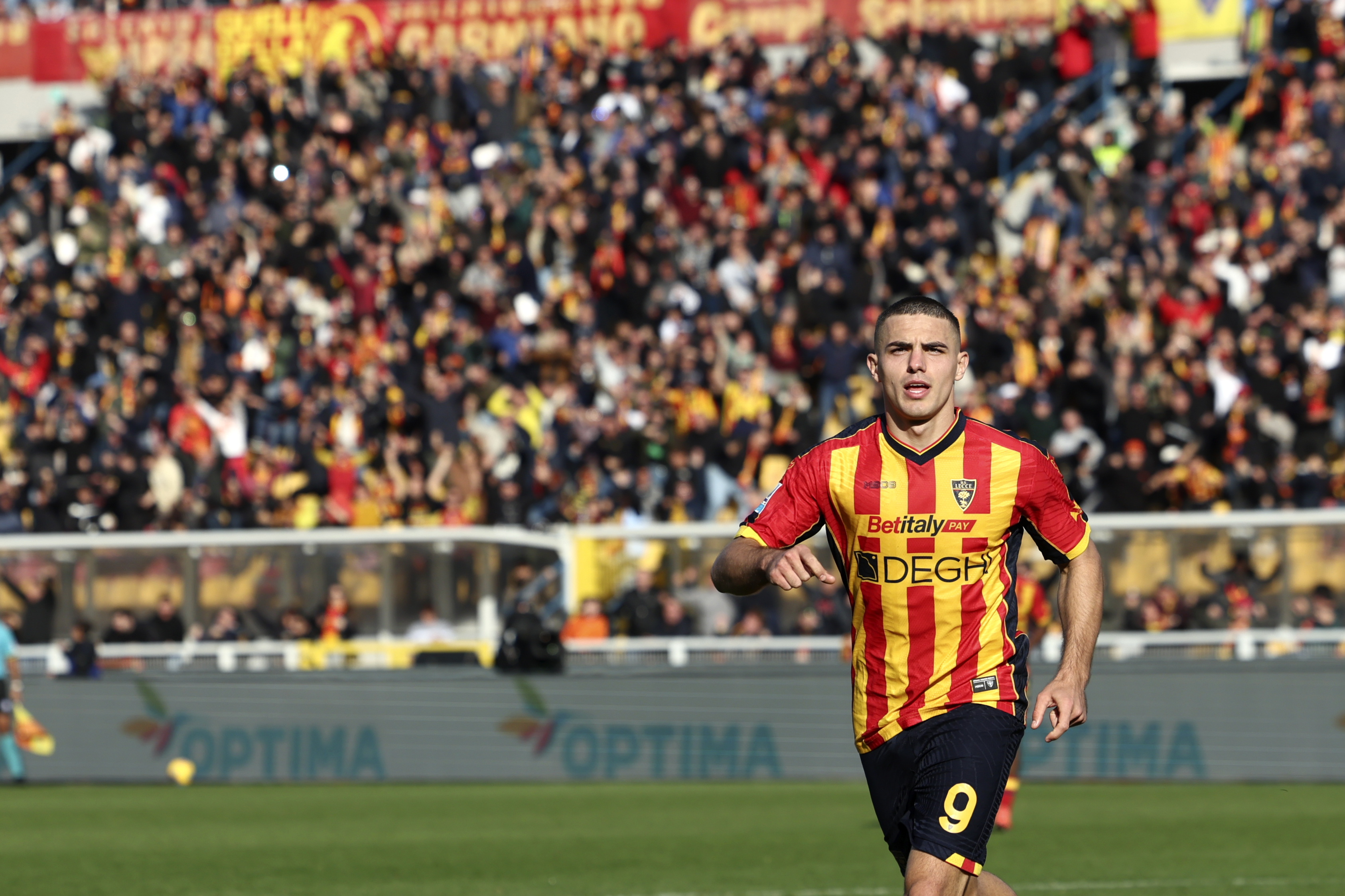 Krstovic celebrates scoring a goal for Lecce