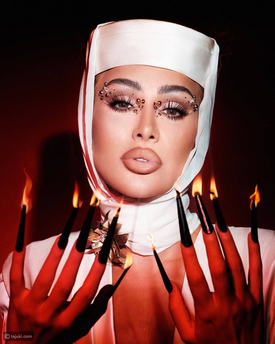 مايا دياب تظهر بإكسسوارات غريبة للشعر أحدها يشبه الحجاب!