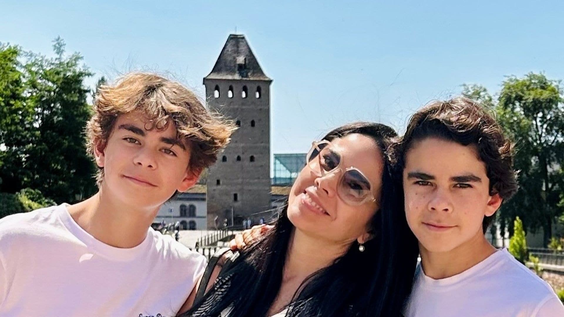 Paola Rojas se luce como guía de turistas de sus hijos en Alemania