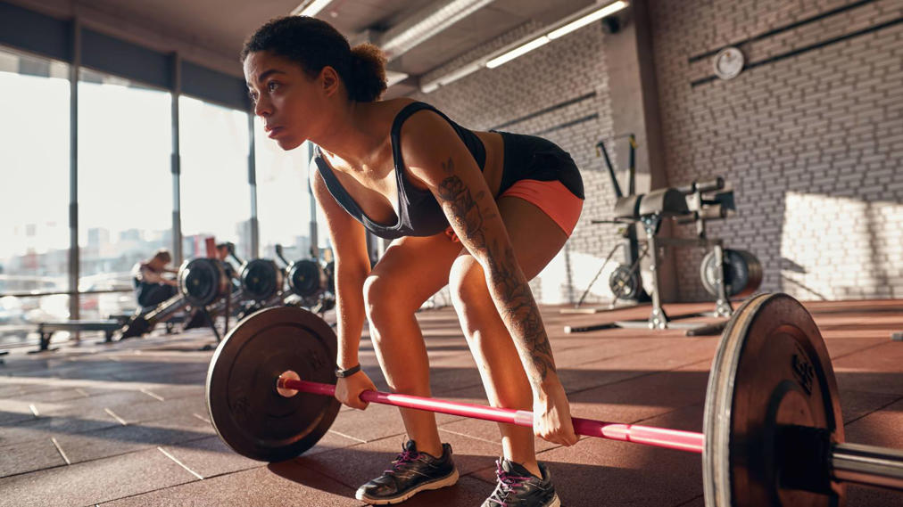 रोमानियन डेडलिफ्ट आपको ताकत और मसल्स बनाने में मदद करेगा।