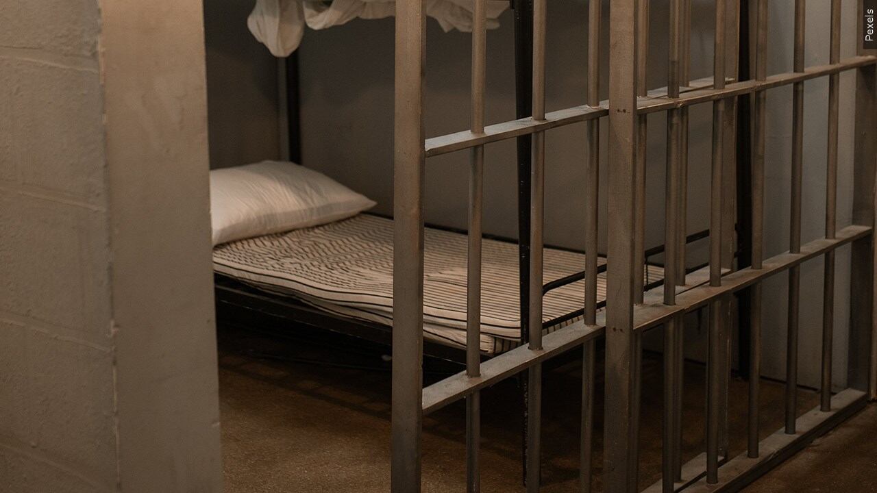 Inmate dies after being found unresponsive in federal prison in ...