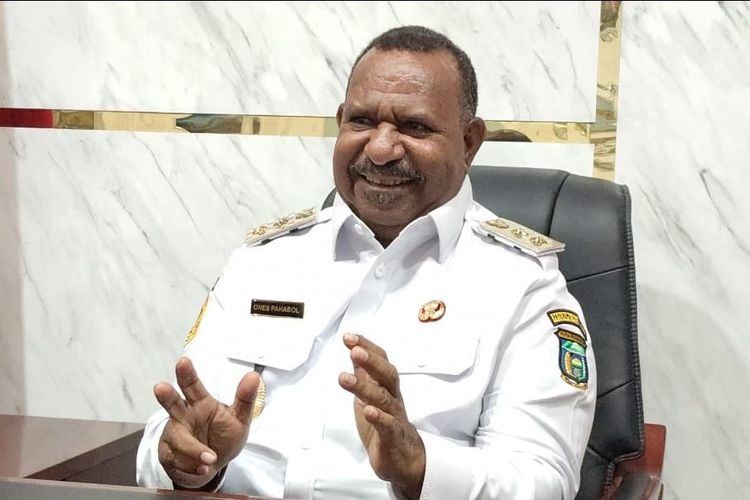Wakil Gubernur Papua Pegunungan, Ones Pahabol, saat memberikan keterangan di ruang kerjanya belum lama ini di Provinsi Papua Pegunungan. Ia ikut menanggapi video viral dari Wali Kota Jayapura, terkait demo dan palang yang disebut Wali Kota Jayapura biasa dilakukan oleh orang gunung di Jayapura.