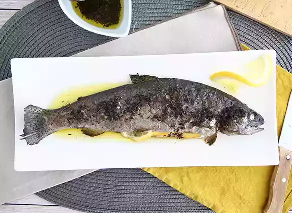 Gebackene forelle mit thymian und olivenöl