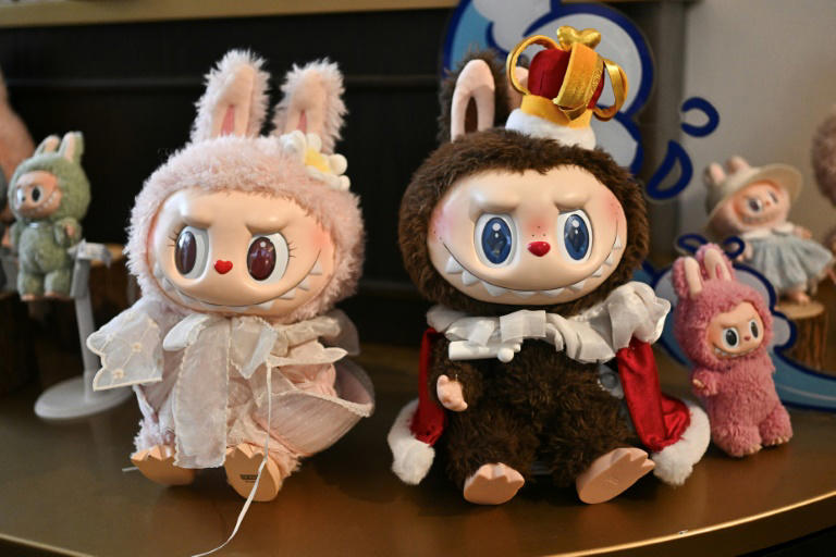 Muñecas Labubu en exhibición en el parque temático Pop Land en Pekín