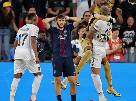 Khvicha Kvaratskhelia con las manos en la cabeza. (Reuters)