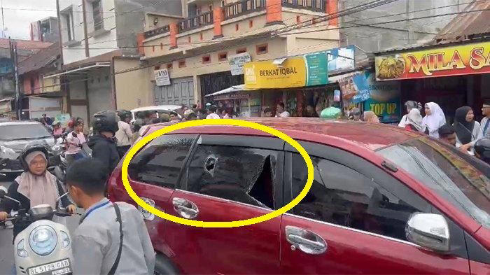 Dalam lingkaran kuning terlihat kaca pintu Toyota Avanza yang dipakai bos rental mobil pecah dikeroyok komplotan yang membawa kabur Toyota Kijang Innova saat akan ditarik