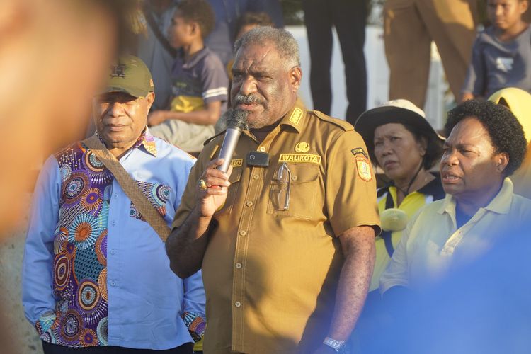 Wali Kota Jayapura, Abisai Rollo, saat memberikan sambutan di sela-sela kunjungannya ke kampung-kampung adat di Kota Jayapura, Papua, belum lama ini.