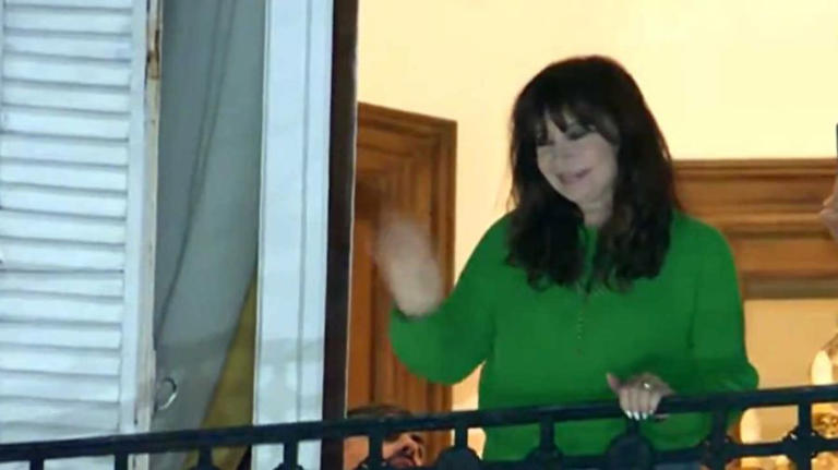 Cristina saludando desde el balcón en su departamento de Constitución
