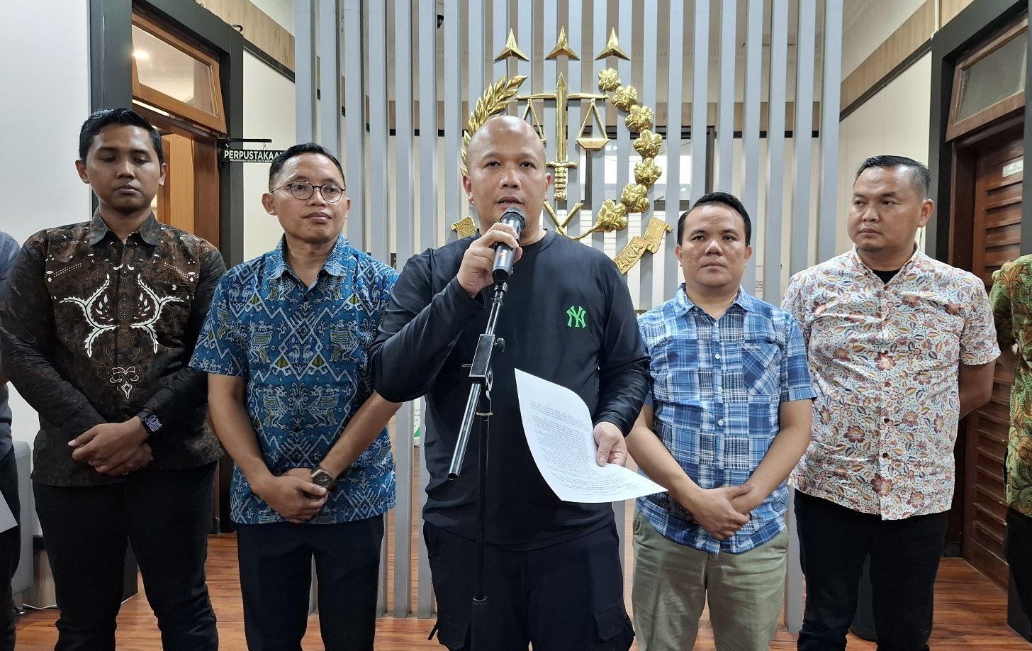 Kepala Kejari Kota Bandung, Irfan Wibowo bersama jajaran saat memberikan keterangan terkait penetapan tersangka dan penahanan dalam kasus korupsi di BUMD Jabar, Jumat, 20 Juni 2025./Lucky M Lukman/Galamedianews'