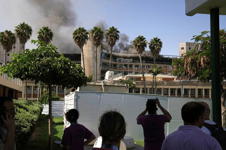 Un missile tiré depuis l’Iran a touché le complexe hospitalier Soroka à Beersheba, en Israël, jeudi 19 juin 2025, provoquant d’importants panaches de fumée. AP Photo