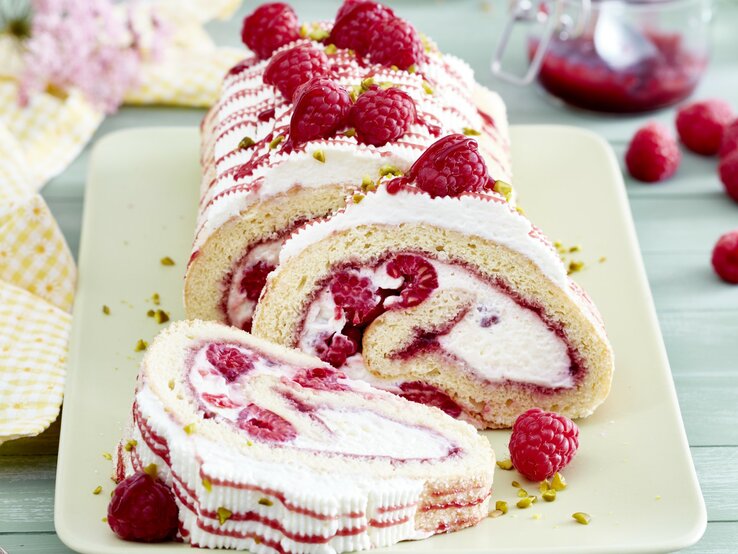 Sahnige Himbeerrolle mit Schmand: Traum mit Früchten