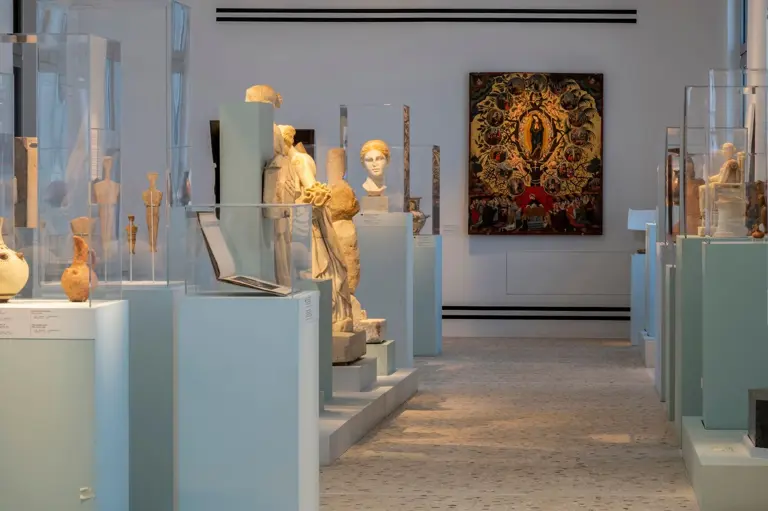 Η έκθεση "Κυκλαδίτισσες" εγκαινιάζει το ανακαινισμένο Αρχαιολογικό Μουσείο της Θήρας