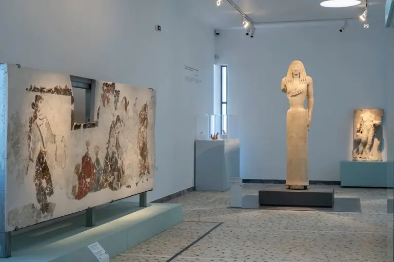 Η έκθεση "Κυκλαδίτισσες" εγκαινιάζει το ανακαινισμένο Αρχαιολογικό Μουσείο της Θήρας