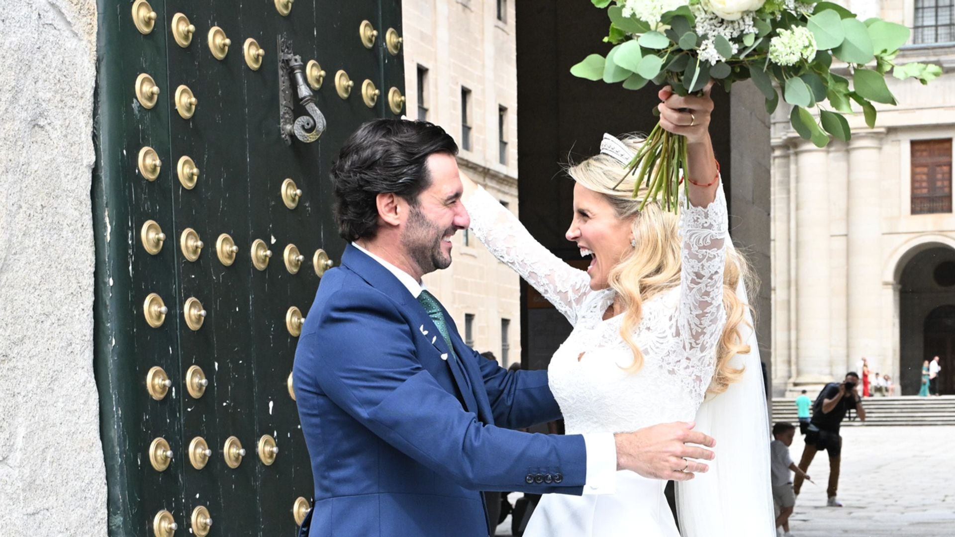 Angie Rigueiro, presentadora de Antena 3, celebra su boda en El Escorial,  rodeada de sus compañeros