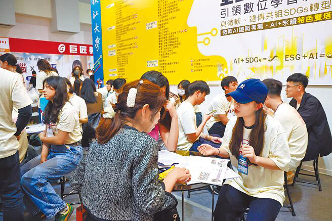 大學招聯會20日決議，117學年度起，申請入學第一階段篩選倍率，由現行3倍最高調升至4倍。圖為2025大學博覽會。（本報資料照片）