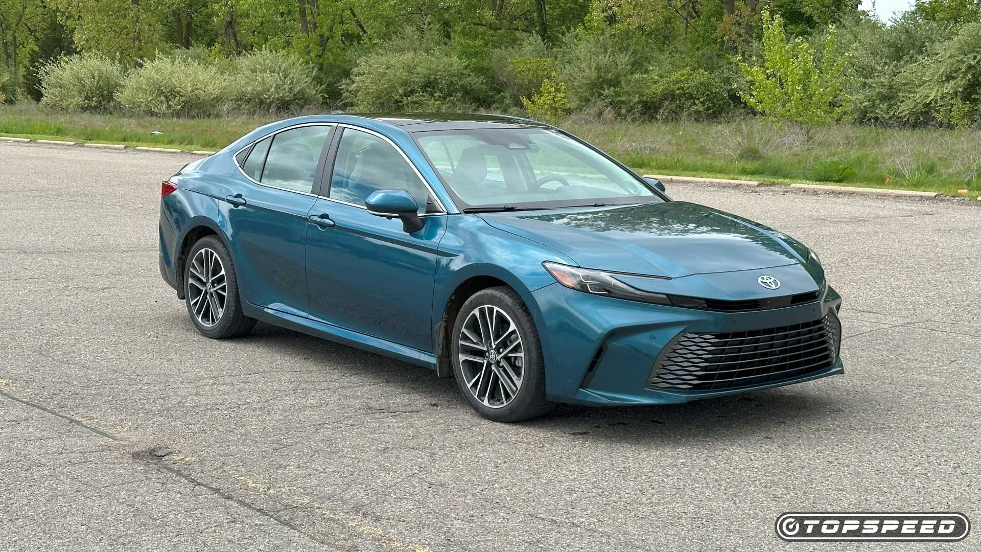 2025 Toyota Camry XLE AWD Front Three-Quarter 05-1