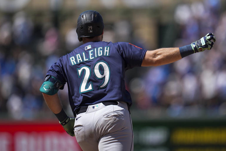 Raleigh homers twice, breaks Bench's record in the Mariners' 9-4