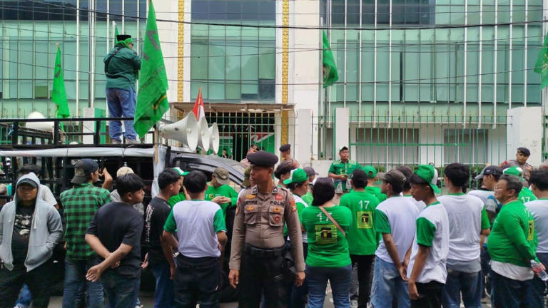 Sejumlah Massa Demo Kantor DPP PPP, Minta Rommy Dipecat