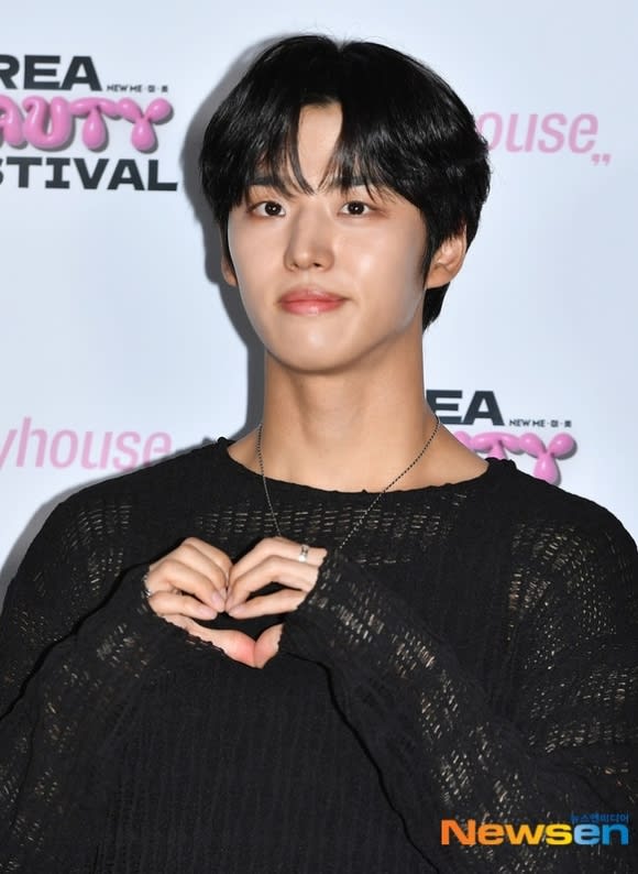 PHOTO】PENTAGON ホンソクからハン・チェアまで「KOREA BEAUTY